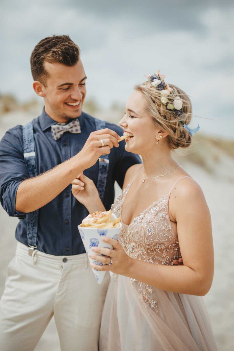 hochzeitsfotos bonn Brautpaar füttert sich mit Pommes
