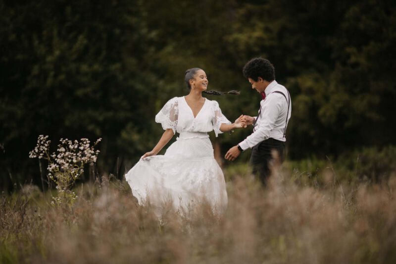 hochzeitsfotos bonn Brautpaar tanzt auf der Wiese