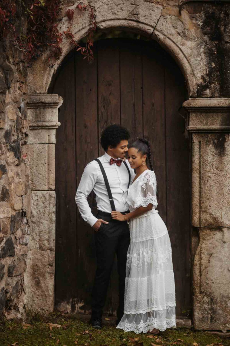 hochzeitsfotos bonn Brautpaar steht vor einem Torbogen