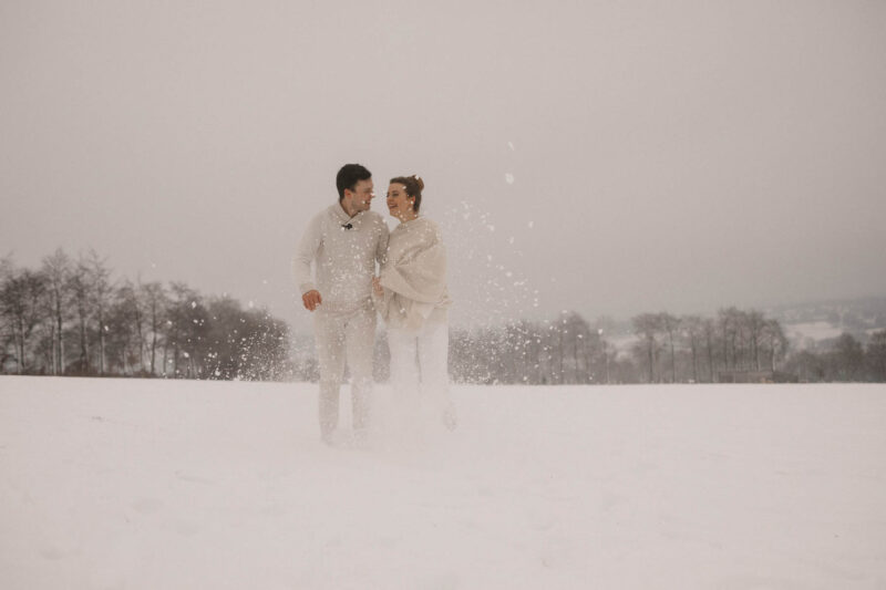 hochzeitsfotos bonn Brautpaar rennt durch den Schnee